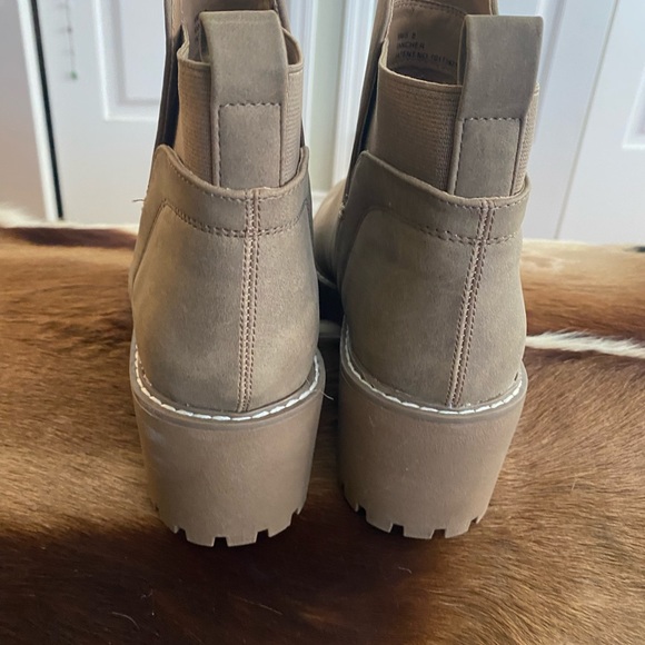 Slip on lug sole booties - Picture 4 of 11